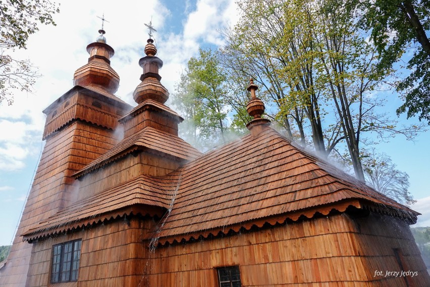 Powroźnik. Najstarszą cerkiew w Karpatach chroni już system fog [ZDJĘCIA]