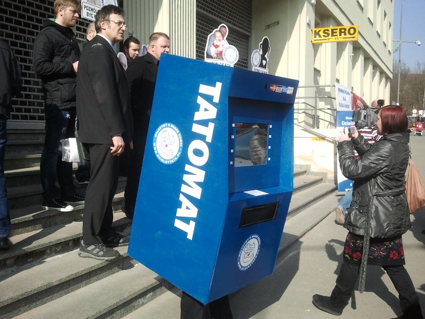 Manifestacja ojców przed Sądem Okręgowym. Walczą o swoje...