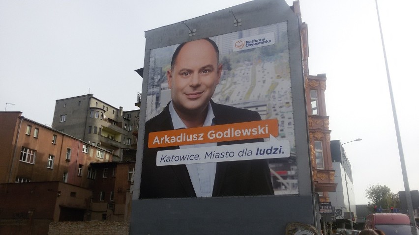 Plakat wyborczy Arkadiusz Godlewskiego w miejscu wyburzonej...