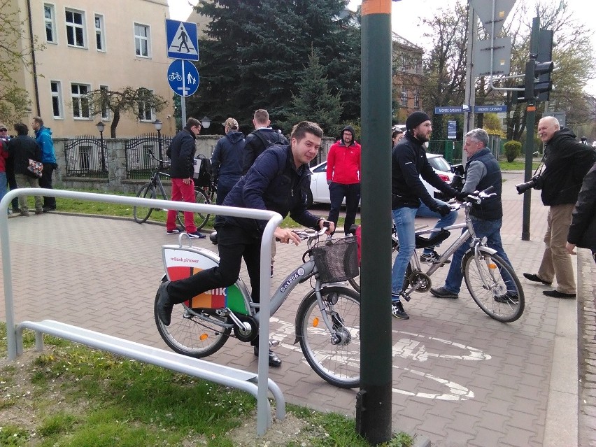 Kraków. Podpórki dla rowerzystów stanęły przy skrzyżowaniach [ZDJĘCIA, WIDEO]