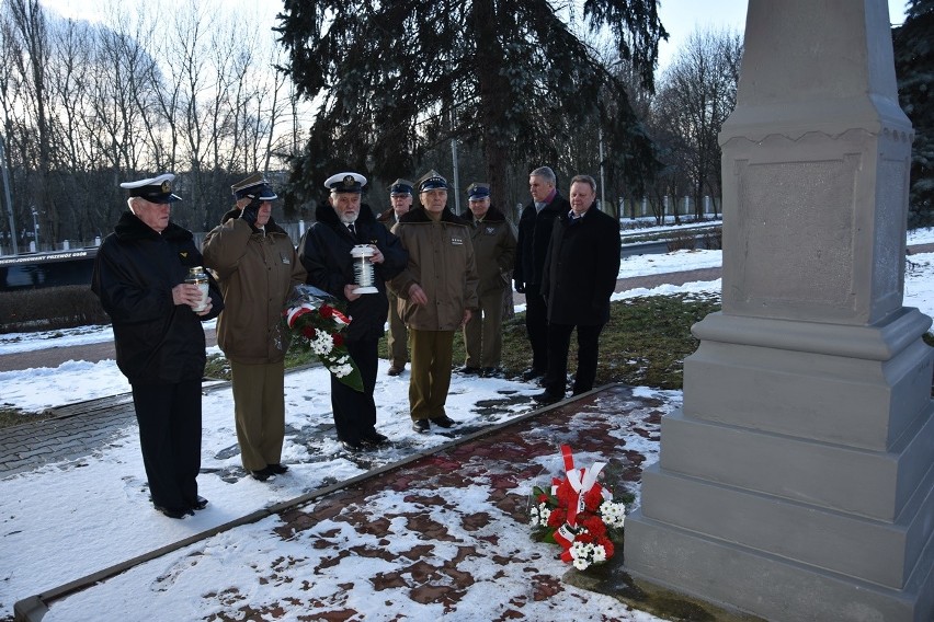 Ludzie lewicy ze Starachowic uczcili rocznicę wyzwolenia miasta. Były kwiaty i znicze