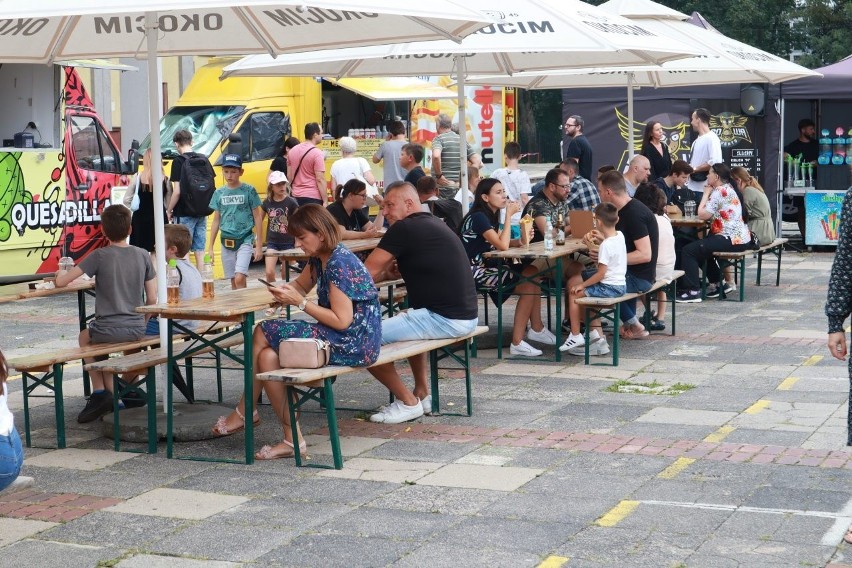Weekend dla miłośników dobrego jedzenia: foodtrucki przy hali sportowej i festiwal kulinarny w Manufakturze
