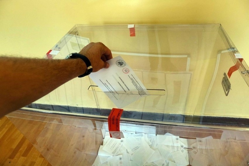Lokale wyborcze zamknięte, trwa liczenie głosów