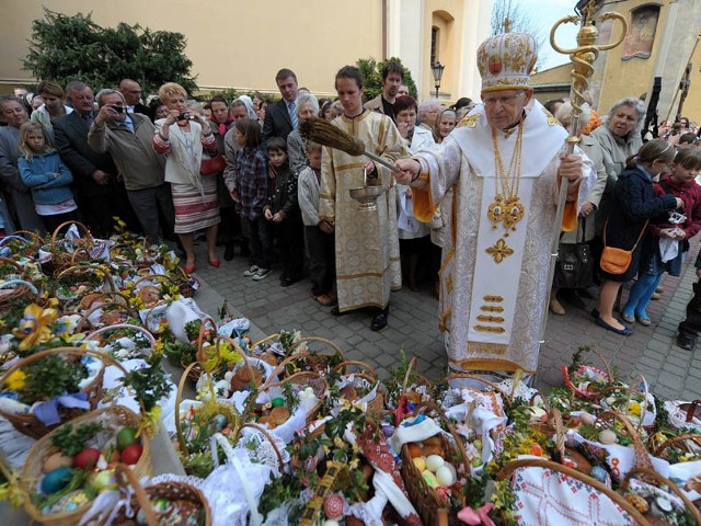 Abp. Jan Martyniak święci pokarmy.