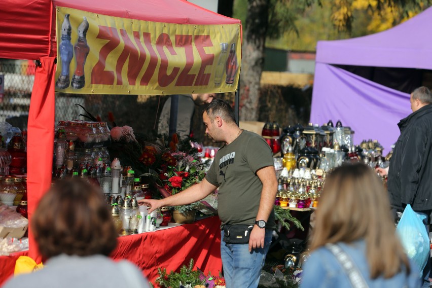 Wszystkich Świętych 2018. Na Cmentarzu Rakowickim handel kwitnie