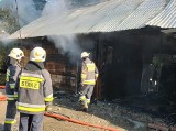 W miejscowości Jędrzejówka w powiecie lubaczowskim spalił się dom niepełnosprawnego 52-latka. Dwie osoby trafiły do szpitala [ZDJĘCIA]