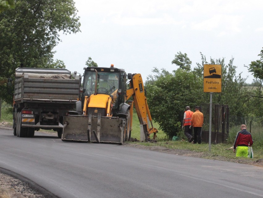 Wykonawcy prac zajęli się profilowaniem poboczy i...