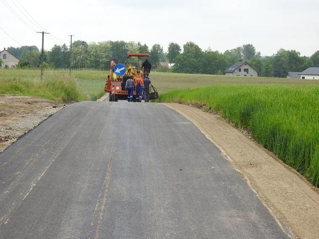 Zakończył się remont drogi dzielącej miejscowość Biskupice i Zborówek Nowy, w gminie Pacanów.
