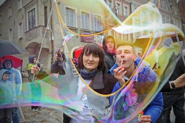 Wielkie Puszczanie Baniek na Starym Rynku w Poznaniu.