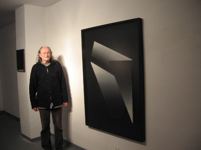 Jedną z prac pokazanych na piątkowej wystawie będzie ten oto obraz Zbigniewa Gostomskiego. Nowy zakup "Elektrowni&#8221; pokazuje kurator, wystawy Andrzej Mitan