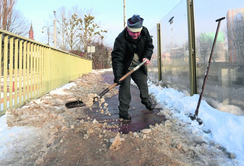 Zimą ks. Jan samodzielnie oczyszczał  chodniki. - Zawstydził...