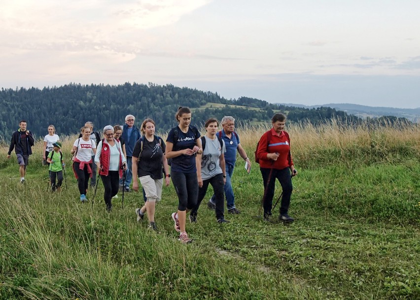 Odkryj Beskid Wyspowy. W sobotni wieczór wspięli się na Luboń Wielki, a w niedzielny poranek pokonali Grodzisko