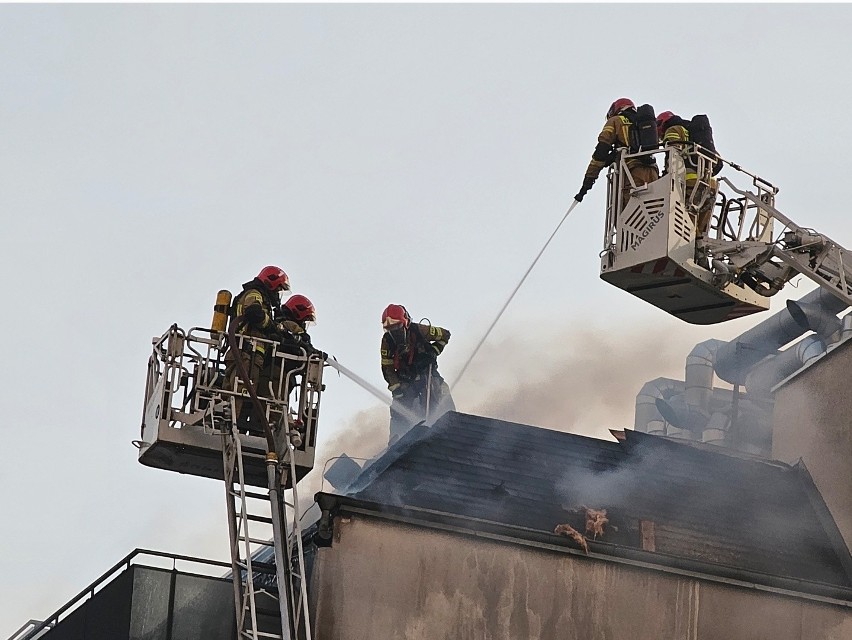 W akcji gaśniczej brało udział 8 zastępów straży pożarnej.