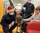 Policjanci w roli Świętych Mikołajów w szpitalu w Gdańsku. Odwiedzili chore dzieci i obdarowali je prezentami