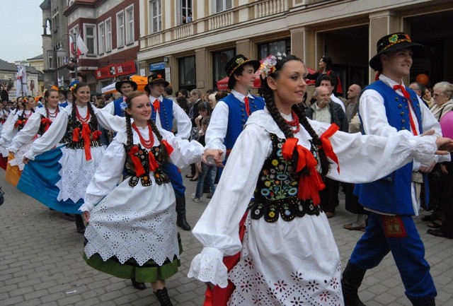 PANIAGA- KOROWÓDTrwa zabawa na ulicy Panskiej w  RzeszowieUlicą 3-go Maja przemaszerowal barwny korowód