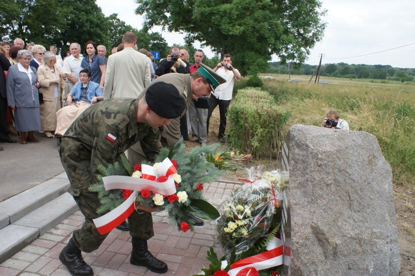 Obelisk, ustawiony przy drodze w miejscu tragedii,...