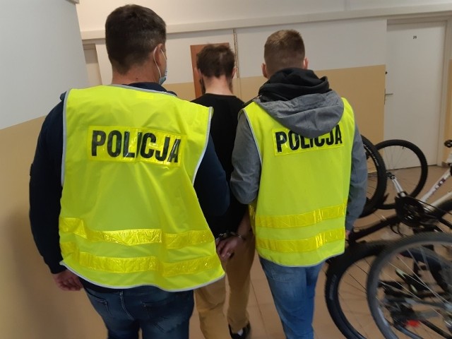 Aż 71 zarzutów kradzieży usłyszał 39-letni mieszkaniec Jakubskiego Przedmieścia w Toruniu, który w ciągu ostatnich trzech lat kradł rowery. Mężczyzna odpowie też za posiadanie narkotyków.