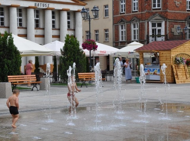 Policja apeluje, aby rodzice pilnowali również dzieci pluskające się w fontannie na Rynku w Oleśnie