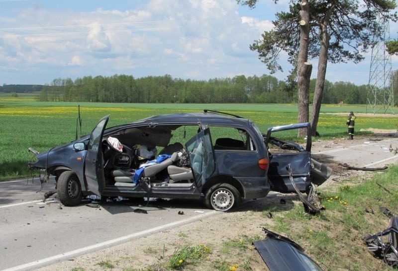 Trasa Szczuczyn - Wąsosz. Volkswagen uderzył w drzewo. 21-latek w szpitalu (zdjęcia)