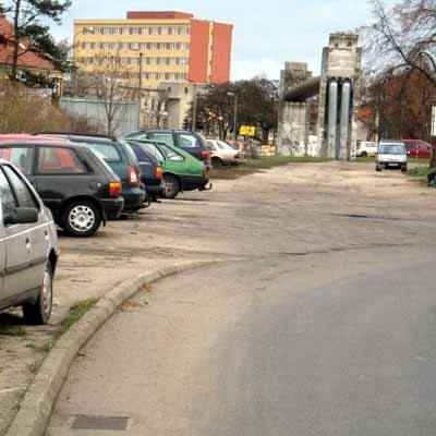 Na klepisku wzdłuż torów jest miejsce na parking z prawdziwego zdarzenia