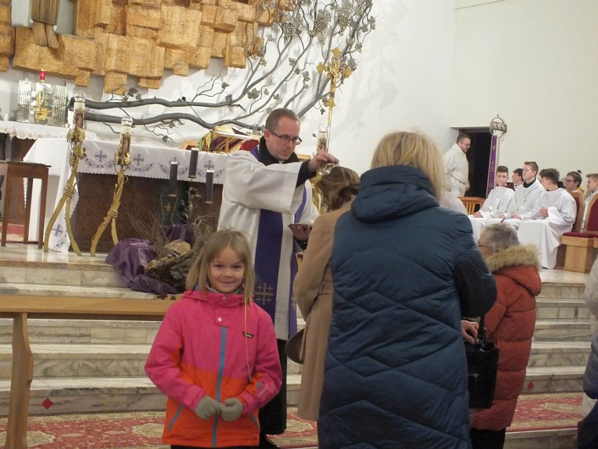 Środa popielcowa w Starachowicach. Mnóstwo ludzi w kościołach. Zobacz zdjęcia