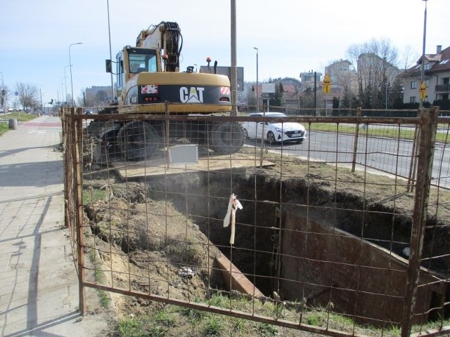 Wzdłuż ulicy Witosa przerwano prace instalacyjne