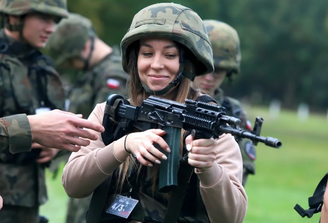 Szkolenie dla cywili "Trenuj z wojskiem" na poligonie Akademii Wojsk Lądowych we Wrocławiu.