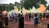 Holi Święto Kolorów ponownie w Krakowie. Zabawa na stadionie w Nowej Hucie