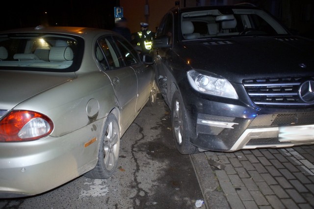 Wczoraj wieczorem na ulicy Mikołajskiej doszło do kolizji drogowej. Kierowca samochodu marki Jaguar jechał z dużą prędkością, wpadł w poślizg i uderzył w zaparkowanego Mercedesa. 