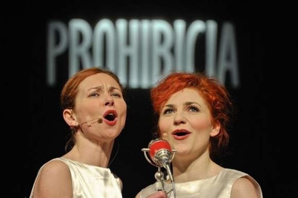 W spektaklu grają i śpiewają m.in. Agnieszka Możejko-Szekowska (na zdjęciu z prawej) i Monika Zaborska-Wróblewska