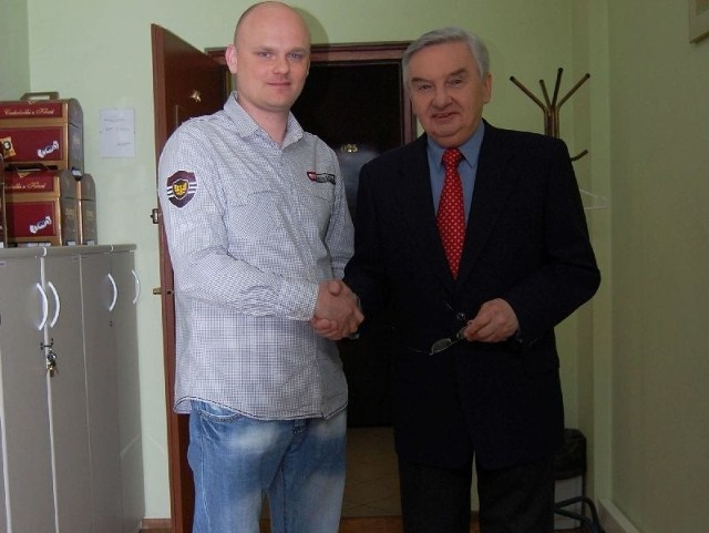 Łukasz Wacławik z Tadeuszem Sznukiem, w garderobie ośrodka TVP Lublin