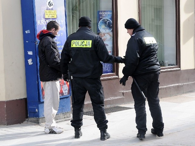 Za każde 8 godzin dodatkowego patrolu policjant dostanie ok. 120 zł. Decyzja, czy pójdzie na patrol, zależy od niego