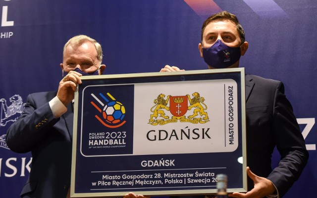 Henryk Szczepański, prezes Związku Piłki Ręcznej w Polsce (z lewej) i Piotr Borawski, zastępca prezydenta Gdańska ds. przedsiębiorczości i ochrony klimatu