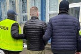Zatrzymano 19-latka, który jest podejrzany o oszustwa metodą na policjanta w Bydgoszczy i Toruniu. Miał być tak zwanym "odbierakiem"