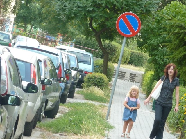 Znalezienie wolnego skrawka ulicy przy ul. Boya-Żeleńskiego w Bydgoszczy graniczy z cudem. Mieszkańcy są zmuszeni nawet do łamania przepisów