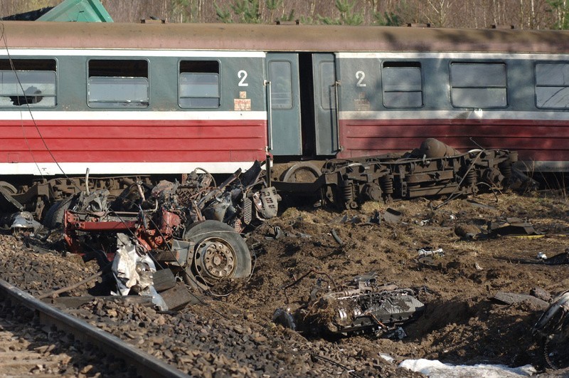 Białogard. Tir wjechał w pociąg