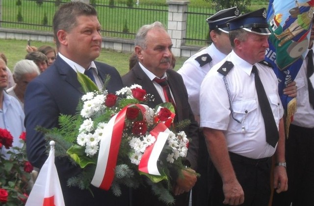 Kwiaty przed tablicą złożyli Michał Markiewicz i Zbigniew Jakubas.