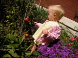 Dzieci w ogrodzie: przygotowujemy grządkę dla małych ogrodników