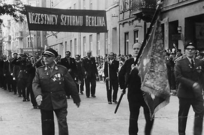 1 Maja 1966. Uczestnicy szturmu Berlina defilują przed...
