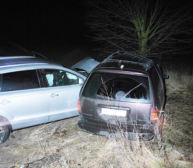 Wypadek koło Krąpiela. Zderzenie dwóch aut.