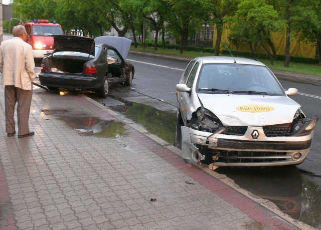 Auta po wypadku na ulicy Staszica.