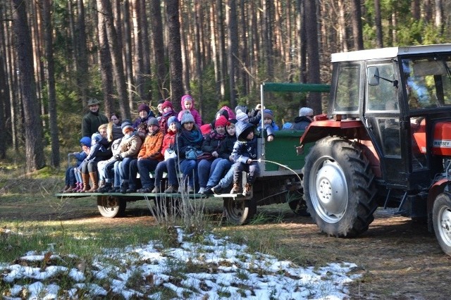 Dwa wozy (tzw. podwody) przewoziły chętnych do pobliskiego lasu.