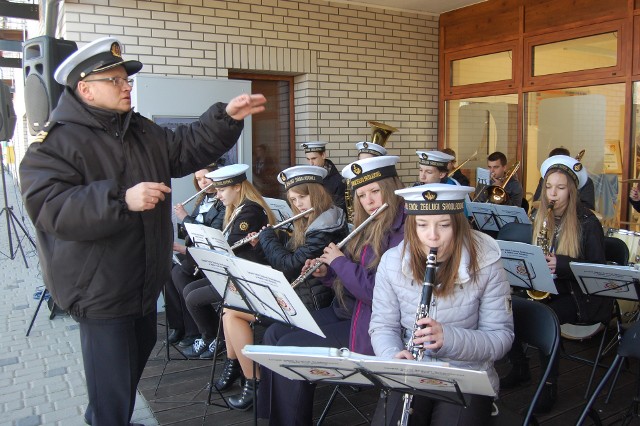 Koncert da szkolna orkiestra dęta pod dyrekcją  Zbigniewa Rydelskiego. W programie tym razem szanty.