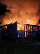 Pożar w Tuszynie. Strażacy gasili pustostan aż siedem godzin ZDJĘCIA