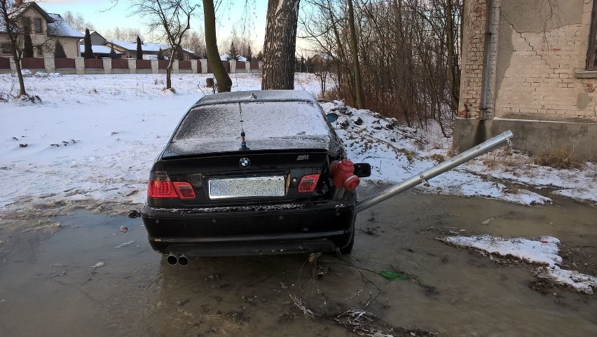 Mikułowice. BMW uderzyło w hydrant. Kierowca miał dwa promile