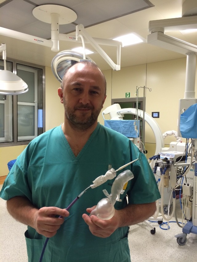 Dr Przemysław Nowakowski, ordynator oddziału chirurgii naczyniowej w Małopolskim Centrum Sercowo-Naczyniowym  pokazuje  stentgraft ( po lewej) i odlew aorty chorego z tętniakiem(po prawej)