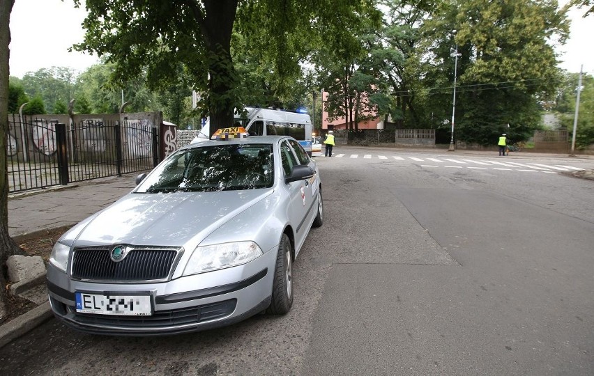 Zderzenie taksówki z rowerzystą na ul. Cmentarnej [zdjęcia]