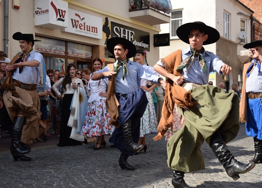 Gorlice. Festiwal Świat pod Kyczerą. Przez miejski deptak przeszedł barwny korowód artystów z różnych stron świata