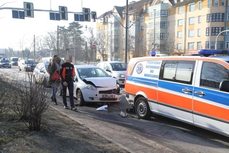 Wrocław: Wypadek karetki i auta osobowego na Ślężnej