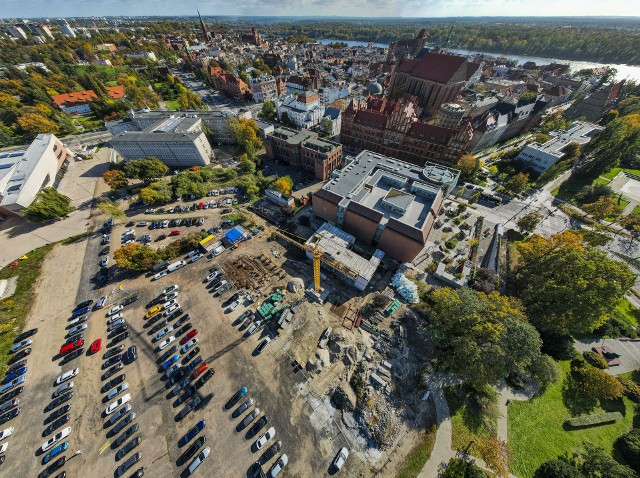 Sprawdzamy, co słychać na budowie drugiego budynku Centrum Sztuki Współczesnej w Toruniu. Skorzystamy z niego w przyszłym roku, ale w grudniu instytucja planuje zorganizować spacery po budowie. Zobaczcie, jak obecnie wyglądają okolice CSW z drona.